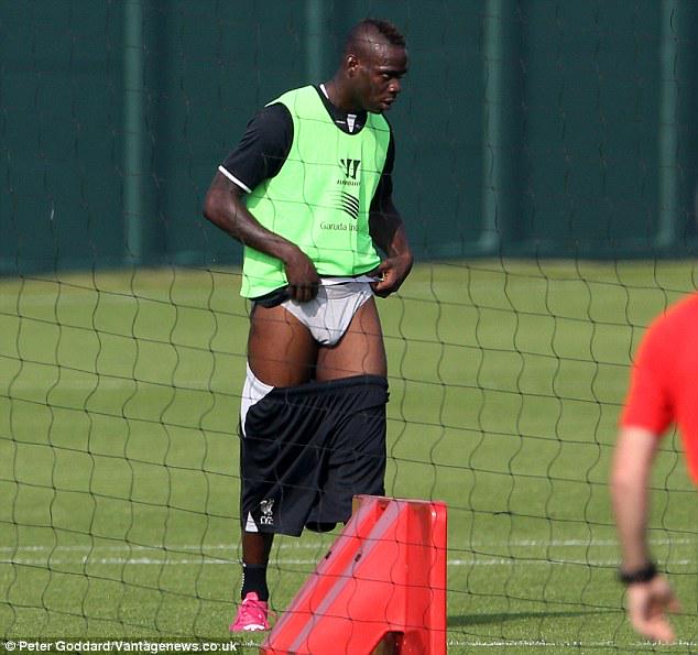 Mercado_Ingles's tweet photo. Iago Aspas en 4 minutos hizo un Hat Trick con el Sevilla cedido por el Liverpool.

Mientras tanto Balotelli... http://t.co/RyiMMA2i2f