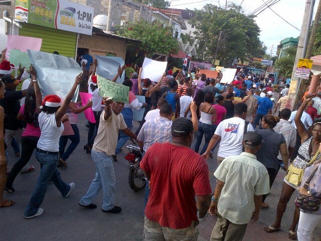 dsantosrd's tweet photo. #LasTerrenas. Cientos de nativos y extranjeros marchan ahora con velas en las manos. @Telenoticiasrd @rcavada. http://t.co/lrMFKPMoe4