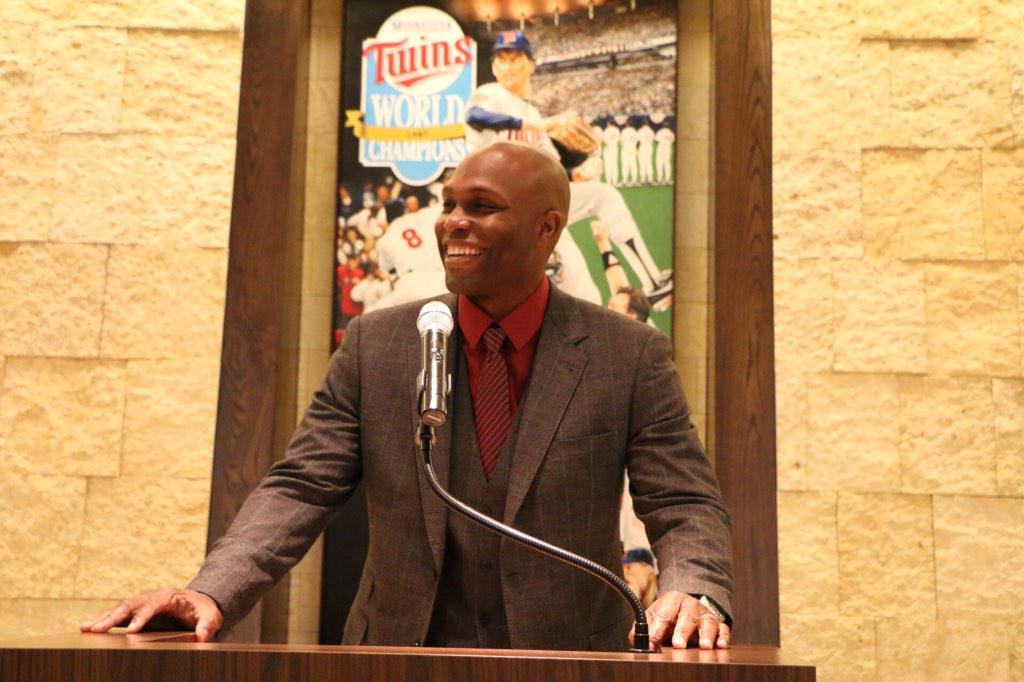 Twins's tweet photo. Torii Hunter with a giant smile as he's greeted with thunderous applause by the Twins Front Office staff! http://t.co/gvcB7JLShz