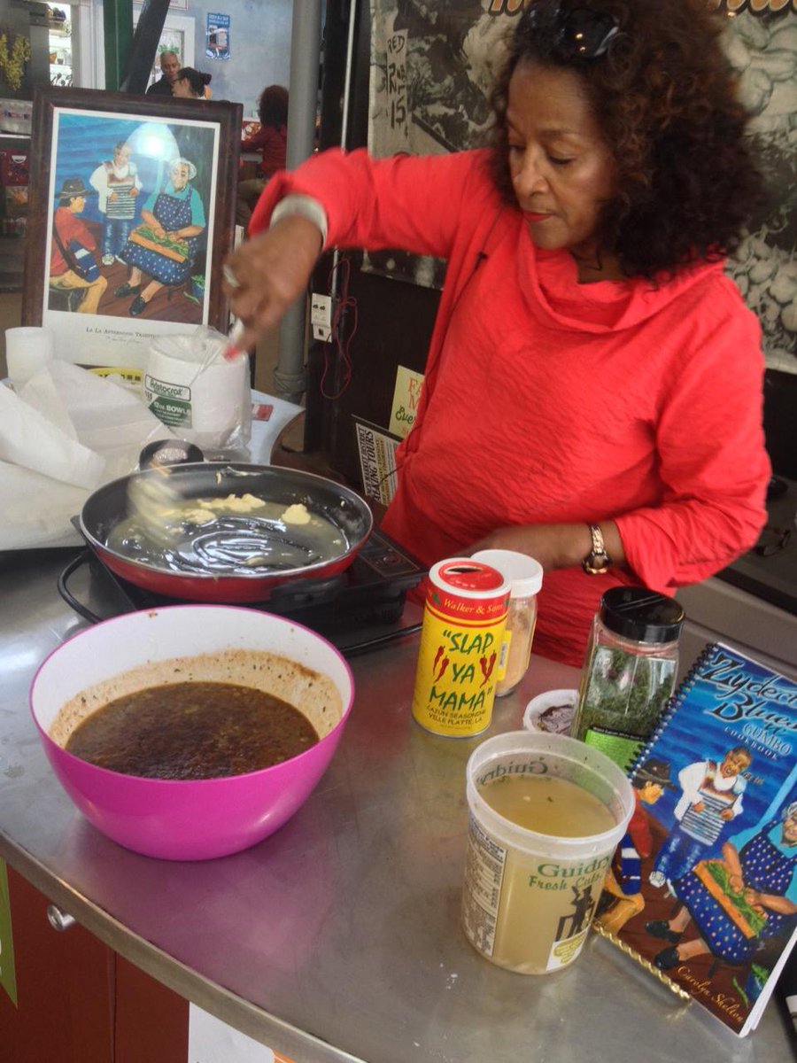 SouthernFood's tweet image. Chef Carolyn Shelton starts off her dirty rice at the @FrenchMktNOLA @crescentcityfarmersmarket #firstyoumakearoux