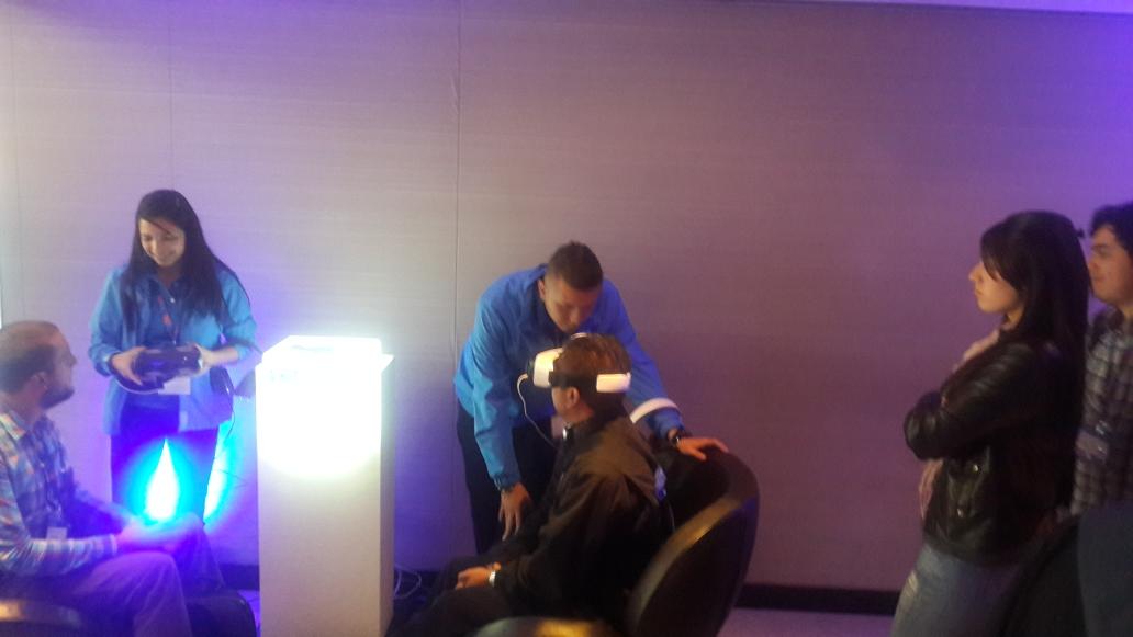 Disfrutando de la experiencia samsung gear vr en el #SamsungDevDay bogota 2014