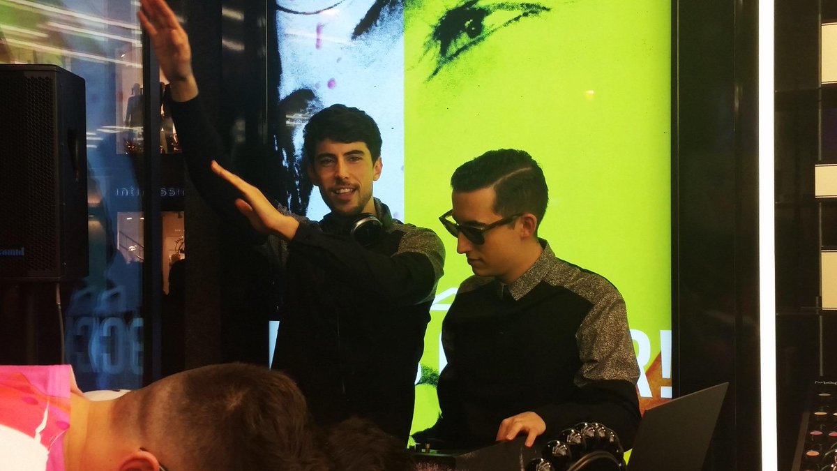 ZelebSpain's tweet photo. Ellos sรญ que saben animar una fiesta!! @Pepino_Marino #macrockscolour @MACcosmetics http://t.co/Eh9CbnNjeZ