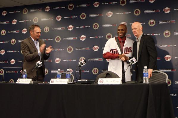 exploreminn's tweet photo. Welcome back to #Minnesota, @toriihunter48! Photo credit: @Twins #WelcomeBackTorii #OnlyinMN http://t.co/8JHIsIsBbj