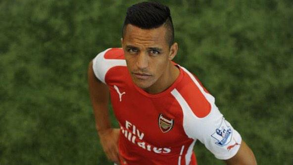 Nowfootball's tweet photo. Arsenal's 2014/15 team photo (Taken by Mertesacker) http://t.co/8yTPKG9T4r