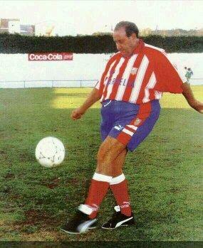 JaviGarciaDMeco's tweet photo. @BSeoane07  la reservan para una gran final, la de Champion por ejemplo. El Atleti de rayas, como siempre ;) http://t.co/VYOqmTShU8