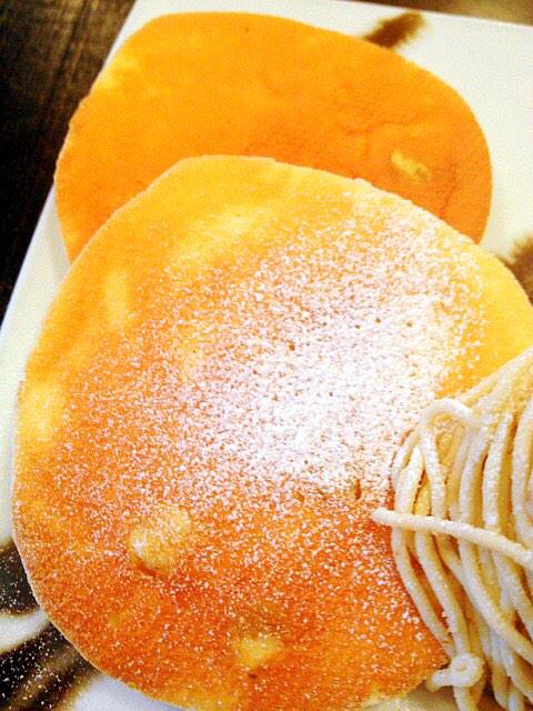 hanatomo84's tweet photo. 谷中にある和栗やさん

[冬のモンブラン]

ふんわりパンケーキのモンブラン！
シンプルな素材で焼き上げた
ふんわり素朴な自家製パンケーキ
繊細な薫りのモンブランクリーム
フレッシュな生クリームと
合わせて食べます
近々食べれますよ！ http://t.co/CeJIfnNuou