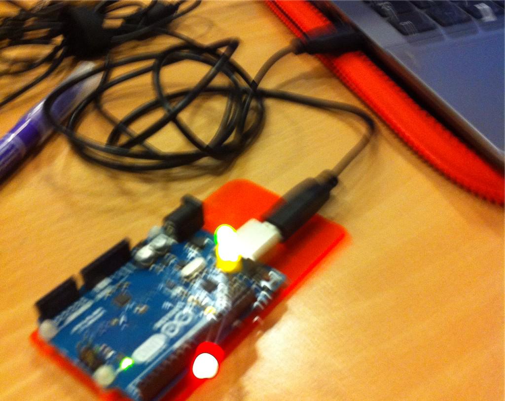 techwillsaveus's tweet photo. RT @WooDesigns: It felt like Xmas @CodeClub this week @techwillsaveus #arduino intro session @dragonhall http://t.co/jIonhWNLfY