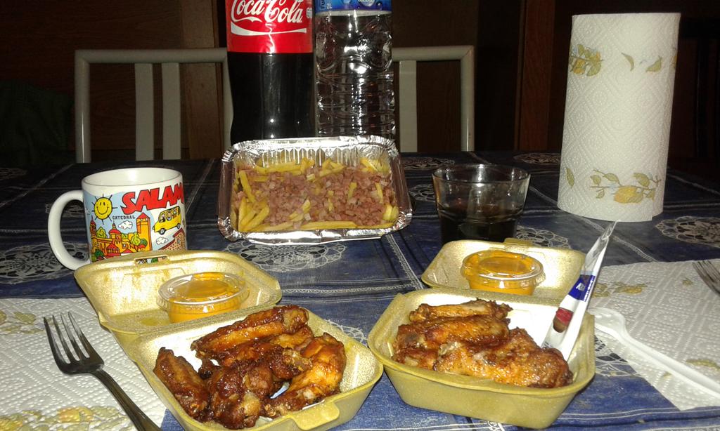 Y antes de aliñarla ya esta el repartidor llamando al timbre con olor a freidora. #Mammamio <a href="/pedroalfredo14/">Pedro Alfredo</a>