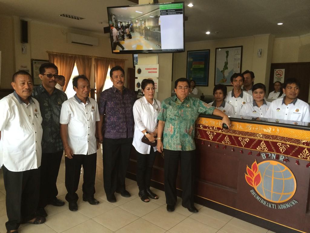 Hay_Syam1's tweet photo. Kunker sekretaris utama ke kantor pertanahan kab. Badung melihat pelaksanaan weekend service @ferrymbaldan @atr_bpn http://t.co/29lERqybQM