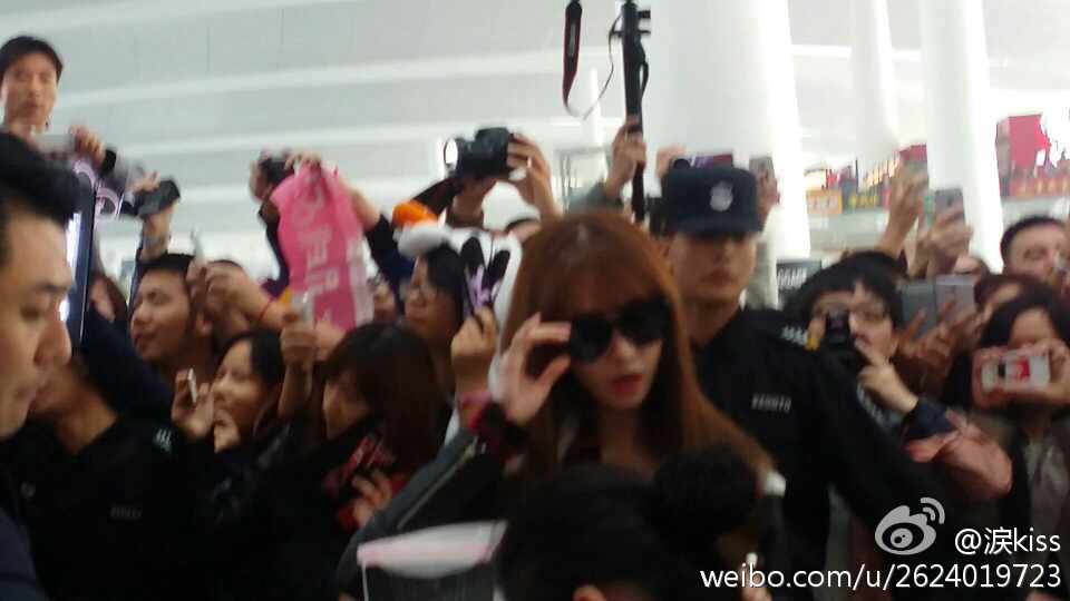 [PIC][22-11-2014]SNSD tham dự và biểu diễn tại "China for GG 1st Fan Party in Chongqing" vào tối nay B3A7O36CAAALdlr