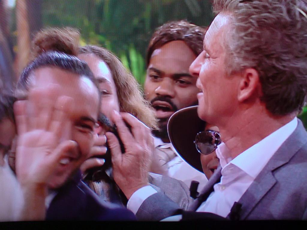 Julnax's tweet photo. Denis pris en flagrant délit de tatage de moustache. #KohLanta http://t.co/wPYnd9jwnv
