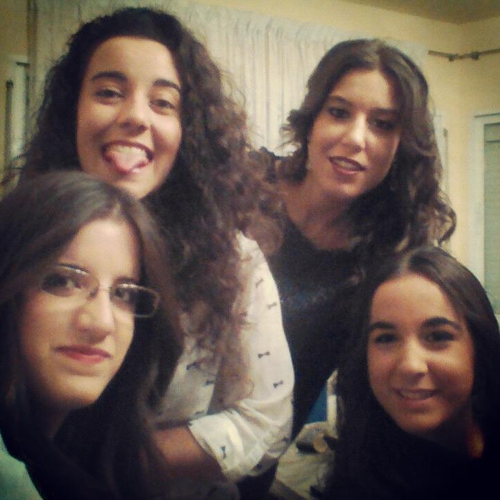 LeeTiiLM's tweet image. Con las niñas ❤ @Sandraa_BS @raqueldom7 @Asanchezbm