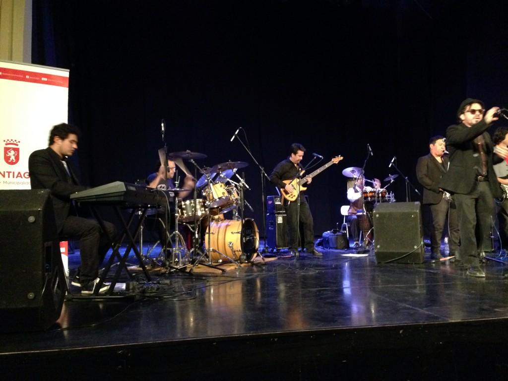 educastgo's tweet photo. Antes de la premiación @BandaDulcidio interpreta sus éxitos en #festivaldelavoz @educastgo @Muni_Stgo @Carolina_Toha http://t.co/Uww70Kh1vM