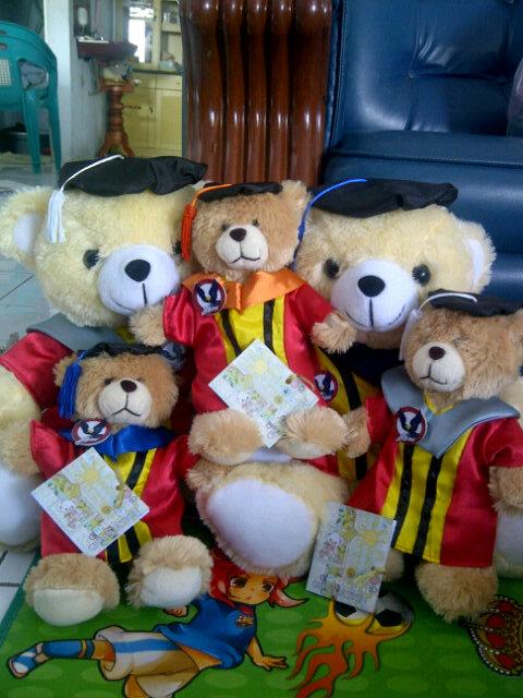 DollGradoll's tweet image. @SonyaaLau READY graddoll UPH dgn toga,jubah,slayer,pin univ,card n bag.Uk small-big hrg dri 75rb-200rb.