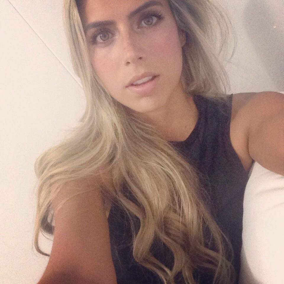 AnaSofiaHenaoE's tweet image. Que la lluvia también sea inspiración para empezar este fin de semana. Descansen y pásenla rico!😘💚 #magic #soñar