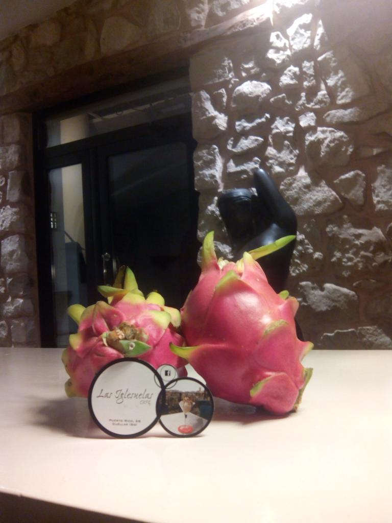 Samuelrvlcn's tweet photo. Fruta del Dragón para ricos cócteles en #LasIglesuelas http://t.co/pWDpc4TyEY