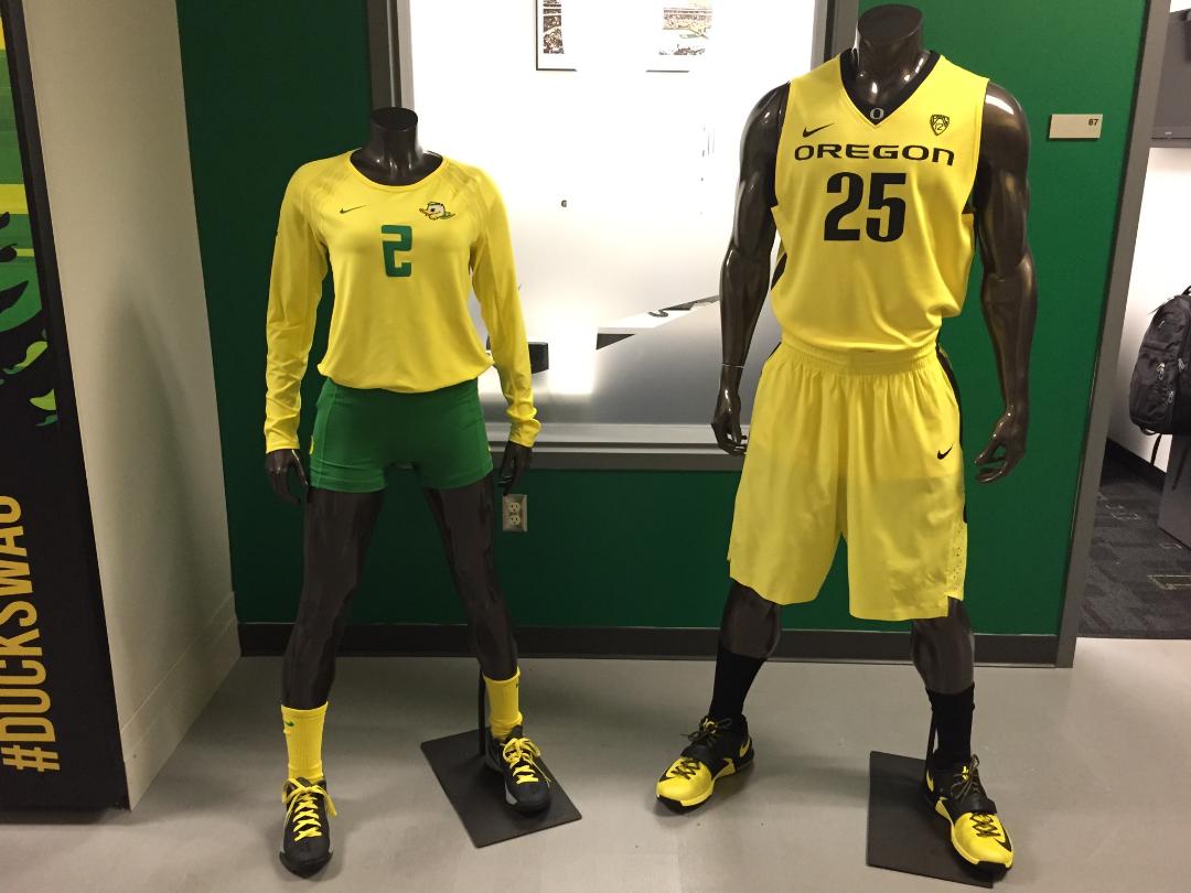 Both <a href="/OregonMBB/">Oregon Men's Basketball</a> (4pm) and <a href="/OregonVB/">Oregon Volleyball</a> (8pm) in yellow tonight. #Duckswag