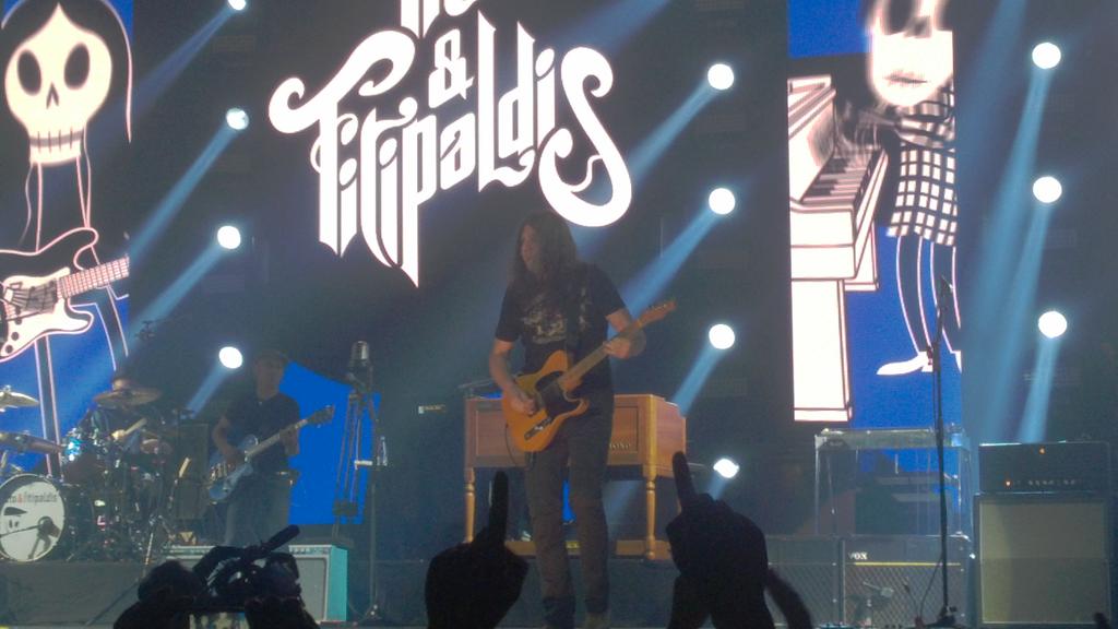 Fran_MinAna's tweet photo. After concert fito y fitipaldis http://t.co/RzDuAiz650