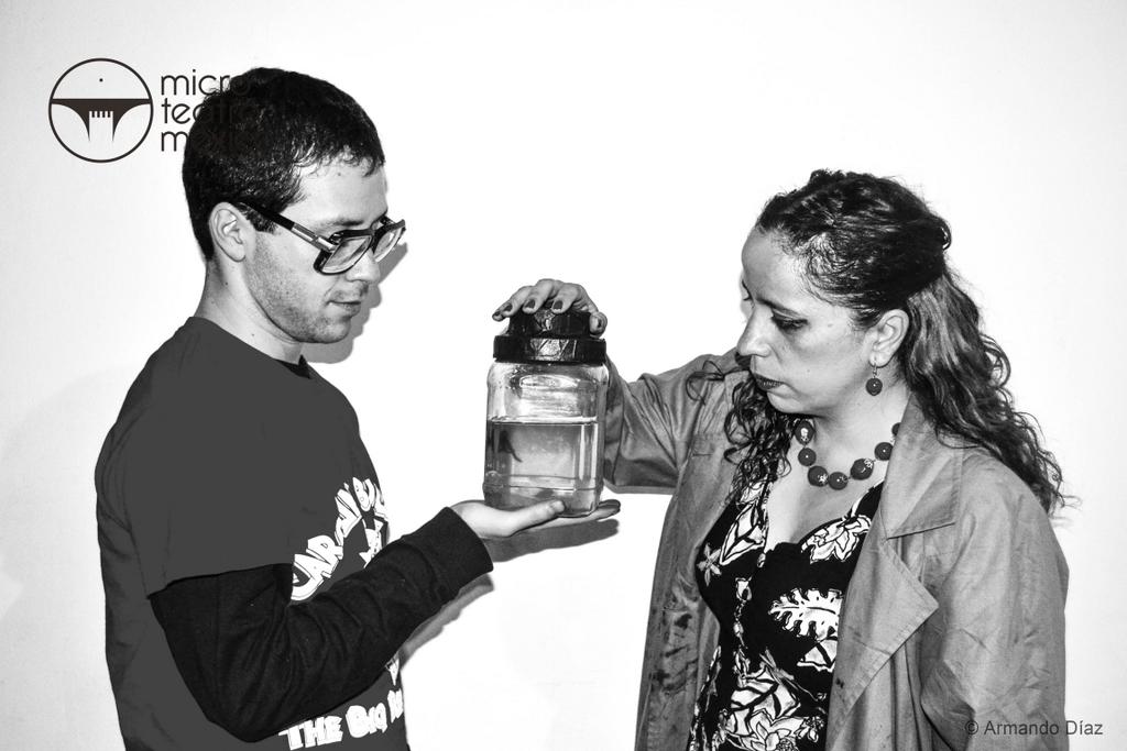 MicroTeatroMex's tweet photo. El miedo también nos hace reír. Con tu combo un mezcal de cortesía. @NoEsHotel @FamSuperheroe #elsaltodelpezbetta VEN http://t.co/kPOkr09bPT