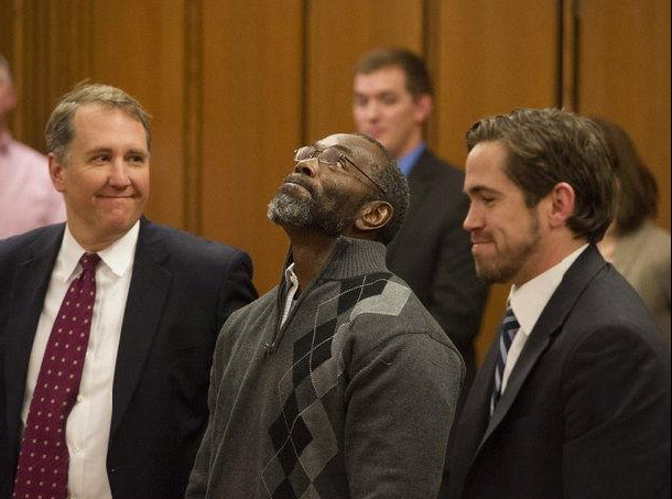 PowerOfRevenge's tweet photo. #US> Condamné à mort, cet homme a passé 39 ans en prison pour un crime qu'il n'a pas commis ► http://t.co/4LtfIz0OnC http://t.co/KubYwSfUhs