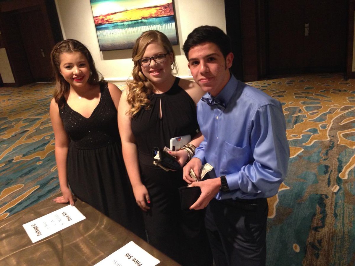 HarbingerMLEC's tweet photo. Students paying to get their photos taken! #mlechoco Stop by! http://t.co/OlVMTNwwlj