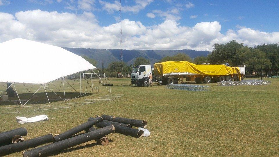 ElDIAD2015's tweet photo. Técnicos y organizadores trabajan sin descanso en el Predio xq faltan solamente hs para LA ÚLTIMA MEGA FIESTA DEL AÑO http://t.co/QkXbHCCTvA