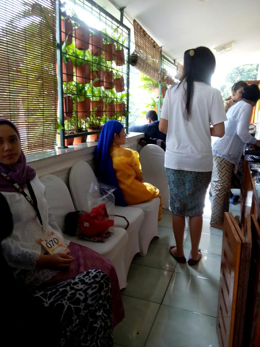 stephcarolineo's tweet photo. persiapan jelang pertunjukan drama musical... @LPDP_RI # pk22 http://t.co/ZVfBmuVbid