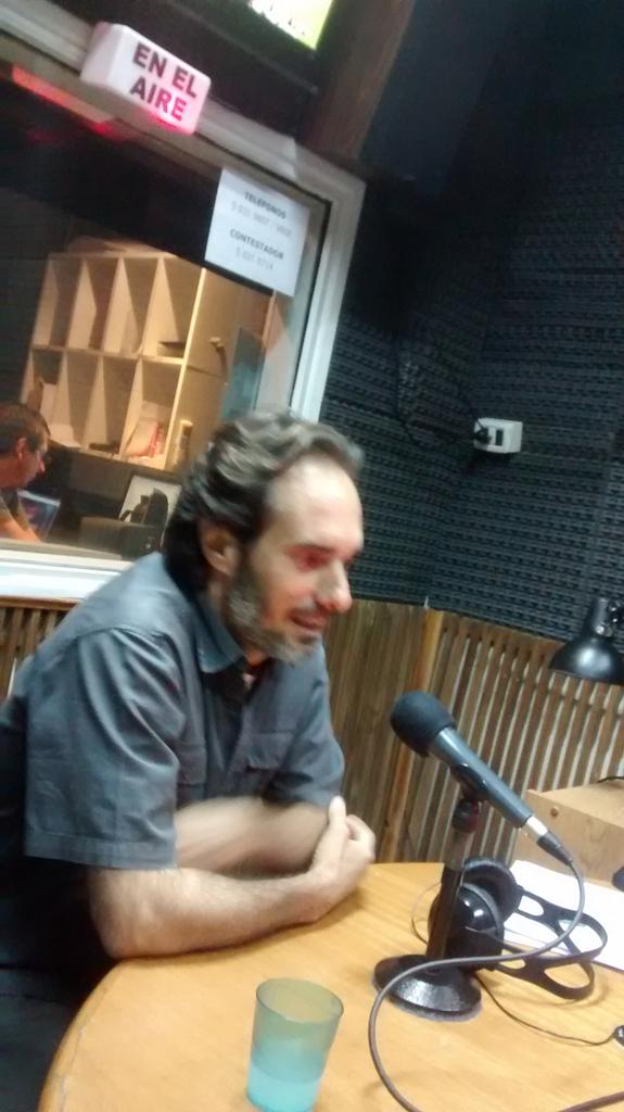 Lujo en @deloscomunes la visita dl periodista y escritor @javierargue presentando su novela 'A propósito de Majorana'