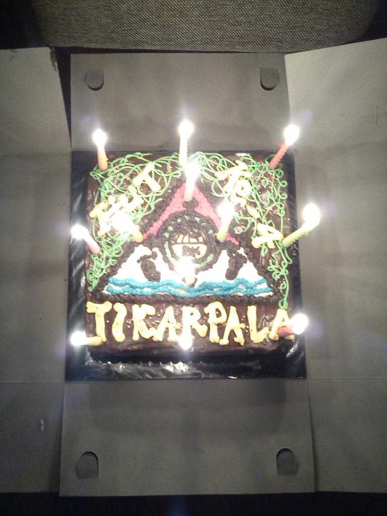 bk_tikarpala's tweet photo. Kue nya special ada tulisan "TIKARPALA" nya hehe http://t.co/yKiSPmOPOd