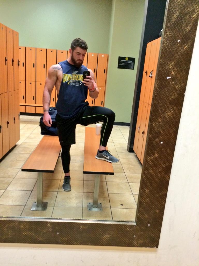 Aaron_Bumz's tweet photo. #FitFriday 💪 http://t.co/gKfXzTy276