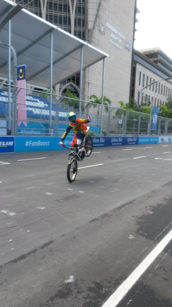 Current_E's tweet image. Electric bike stunters. #RinggitRing #FormulaE