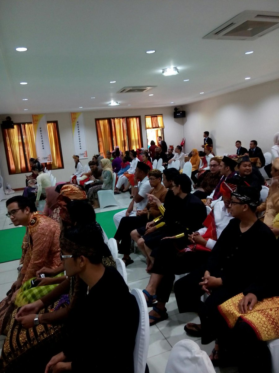 stephcarolineo's tweet photo. peserta #pk22 penerima beasiswa @LPDP_RI sedang menikmati drama musical ande ande lumut... http://t.co/CEFM6BTWeg