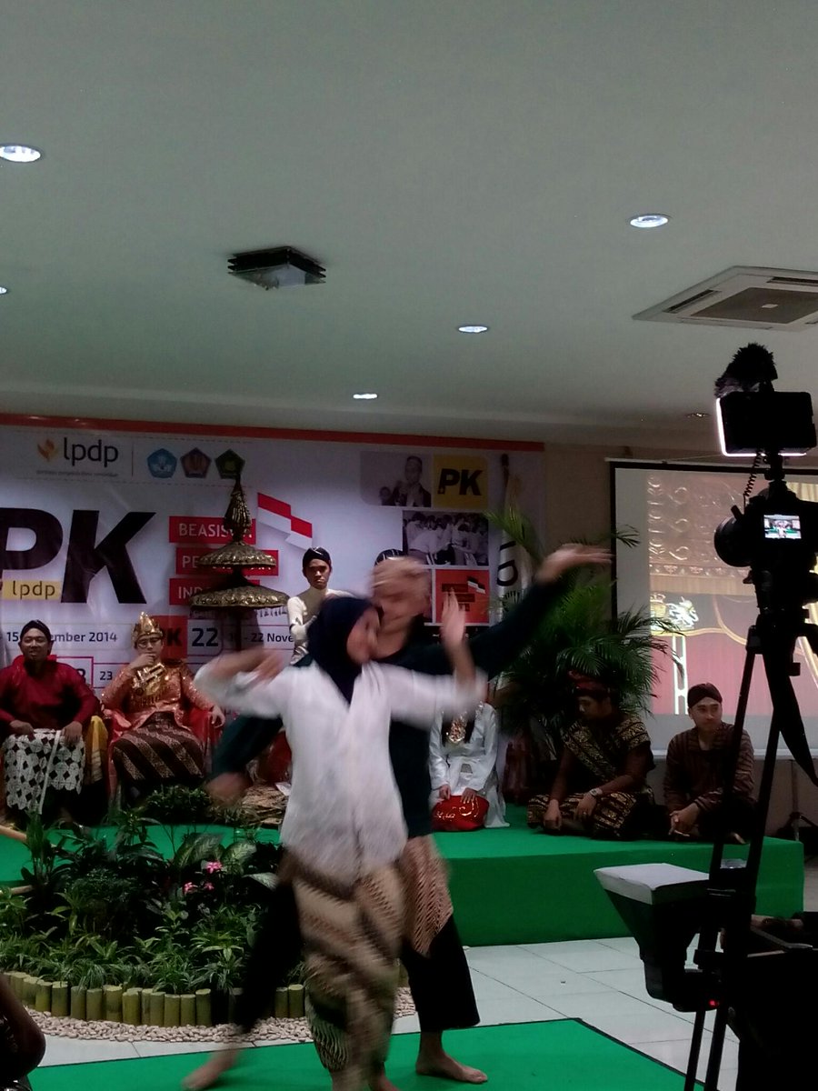 stephcarolineo's tweet photo. tarian2 dalam pertunjukan drama musical #PK22 @LPDP_RI .... http://t.co/bqYH07foko