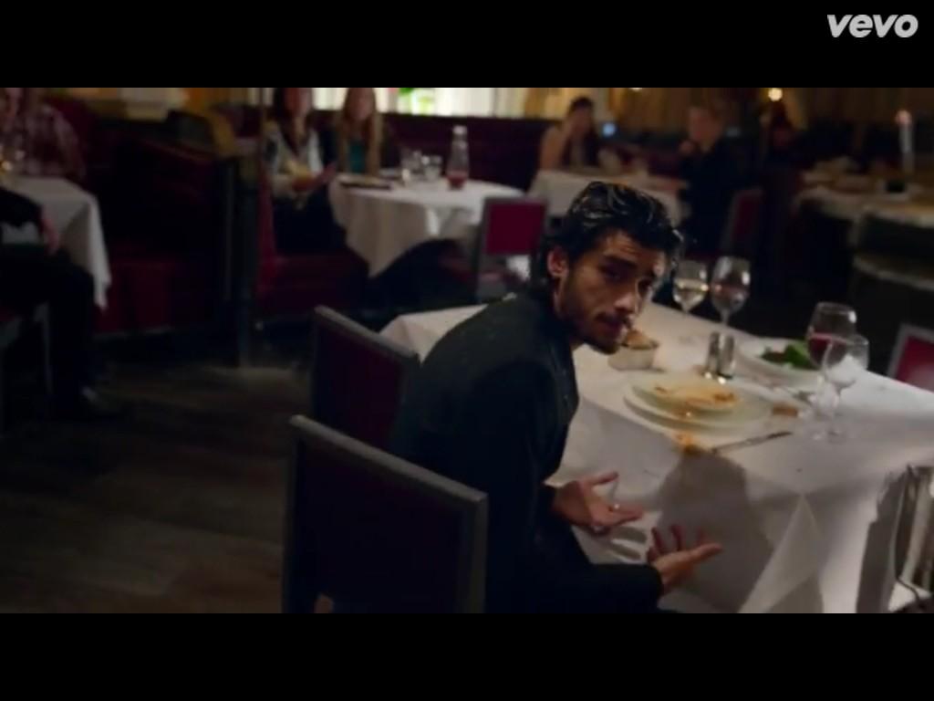 mkcole531's tweet photo. wtf I would never walk away from my date if my ex came and did this #NightChangesVideo #ThanksOneDirectionForFour http://t.co/FOSH52o60L