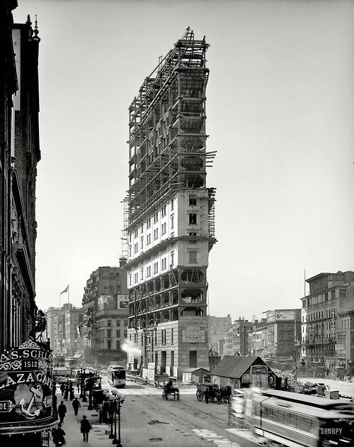 HistoryInPics's tweet photo. One Times Square under construction, New York City, 1903 http://t.co/UalC2srnBG