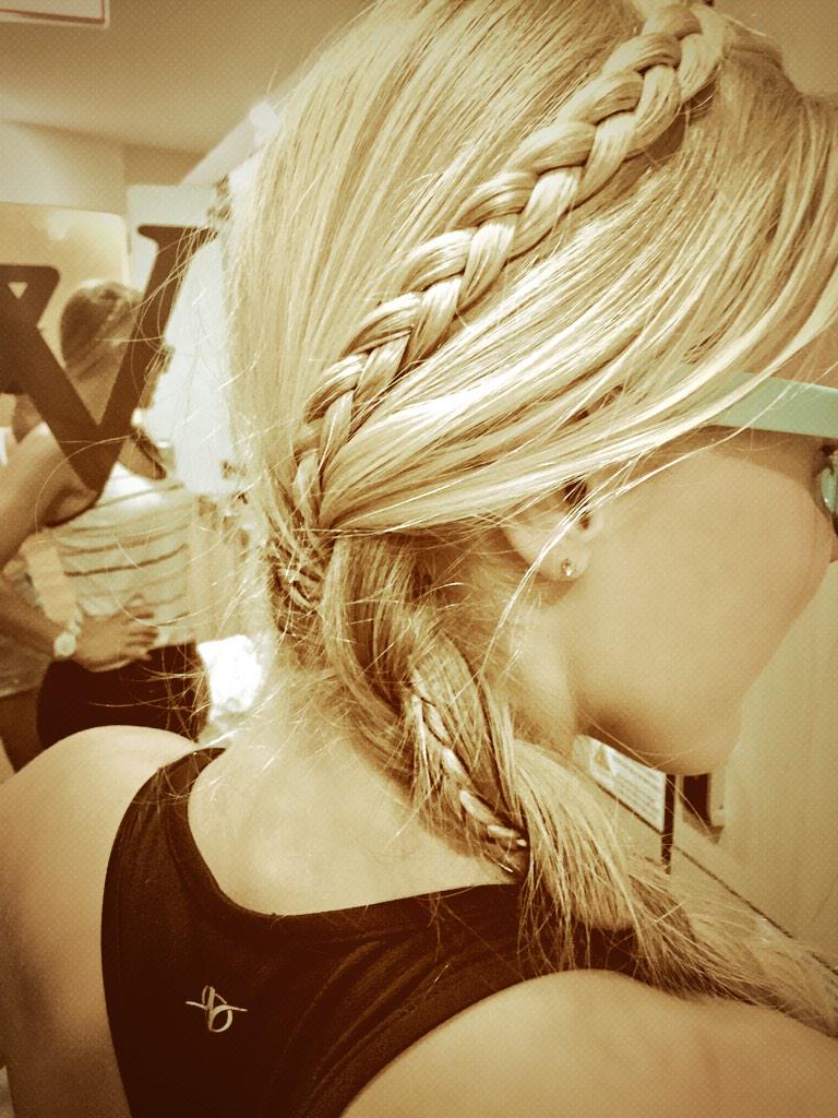 Katie_Blonde007's tweet photo. #QueenElsa #braid #braidonbraid #minibraids #blonde #sidebraid #LAmodel #fitnessmodel #model #gymcouture http://t.co/qJ3HmSRUFa