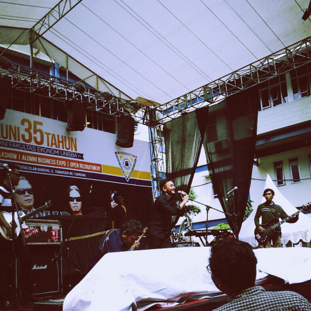 ayooo live music dari para mahasiswa, dan alumni~ hiburan sepanjang siang, sore, dan malam kamu... :)