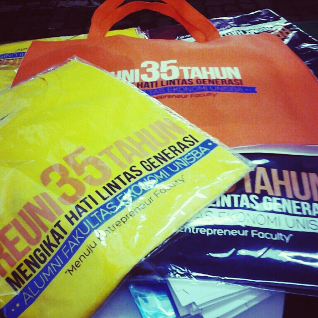 akang/teteh alumni dateng, tapi gak bawa oleh2? tenang! kita menyediakan tshirt buat eksis bareng teman2~