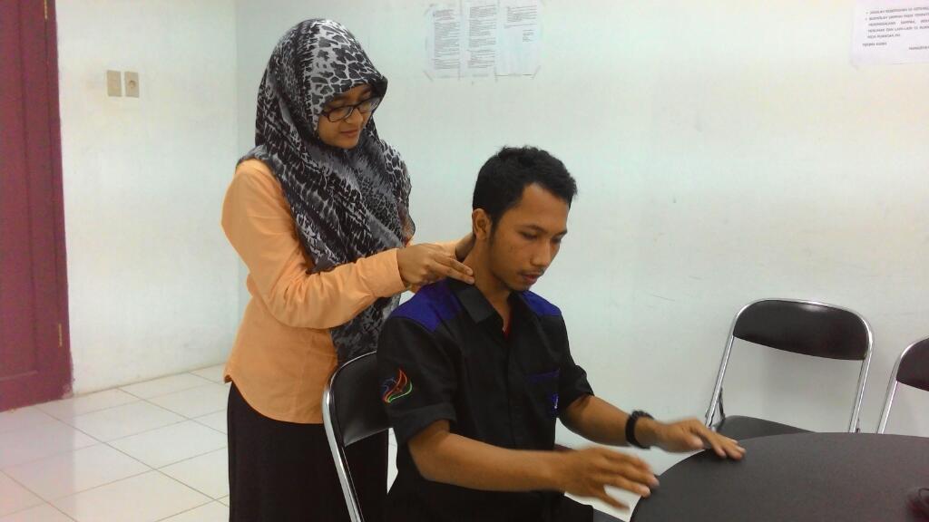 Ini dia pemeriksaan kelenjar tiroid,  semangat adek2 ~~