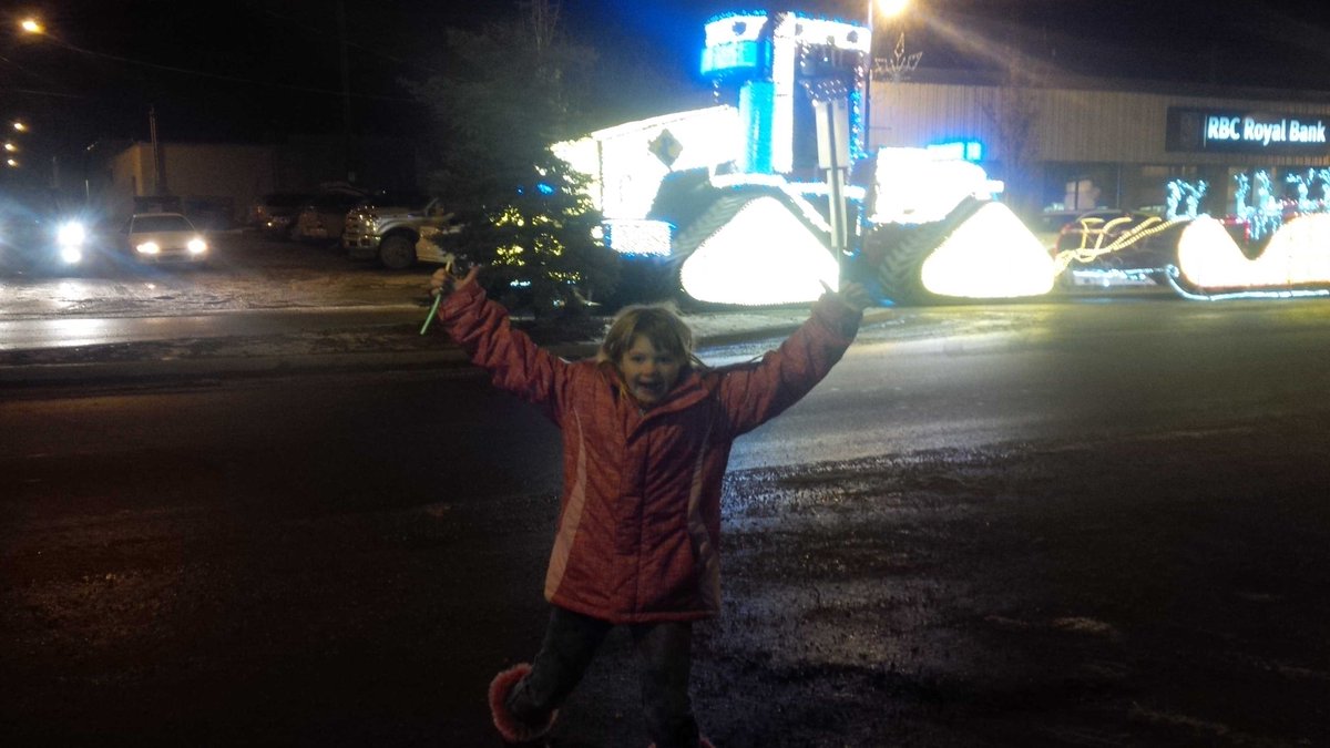 dvfordjen's tweet photo. Fun at the parade #santaparade #draytonvalley http://t.co/A81UhTJSxf