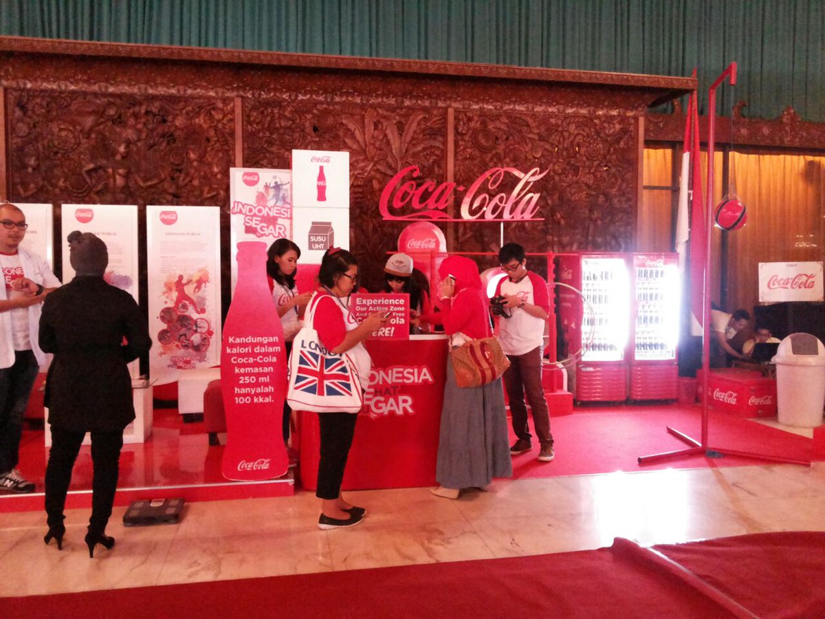 CocaCola_ID's tweet photo. Booth utk kamu Medhical Check up dan games udah siap. Yuk, ke Indonesia Segar di TMII sekarang. #HappyBreak http://t.co/coaCneCcsP