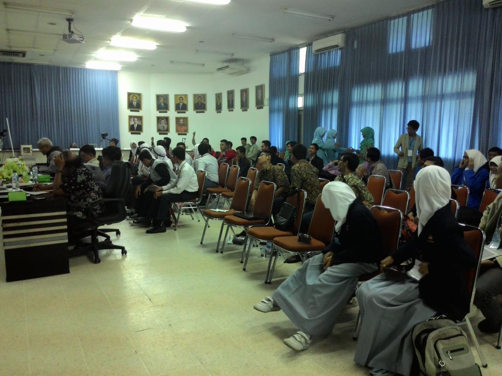 Hayooo pada tengok tengok bawah kursi. Kawan kita ketipu doorprize sama MC yaaa. Stay tuned guys, masih di #EIC_2014