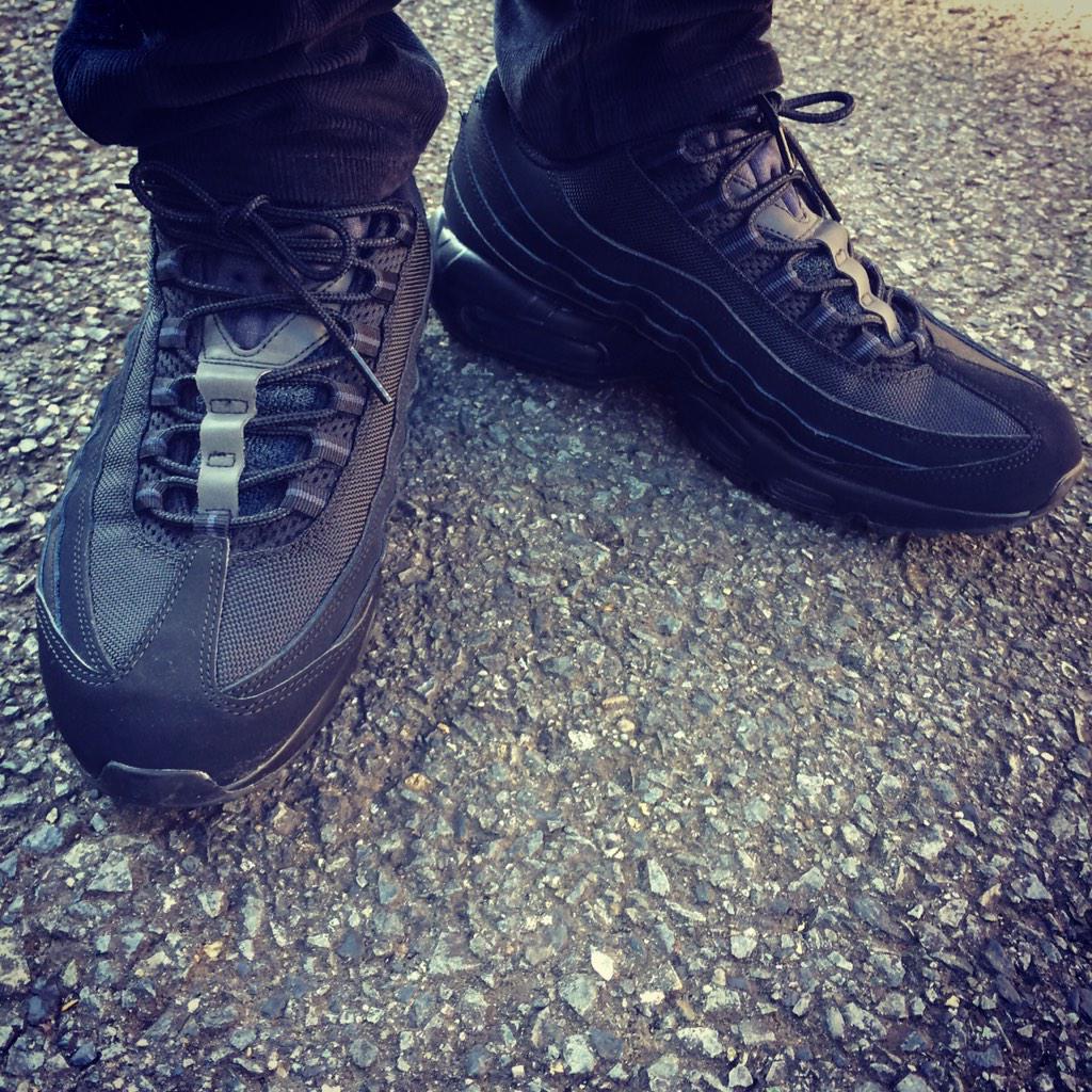 GKatagiri's tweet photo. 今日はこちらと共に。

#nike #airmax
#max95 #tripleblack #todayskicks #sneaker #kickssnap #スニーカー http://t.co/t5hFWCpMxR