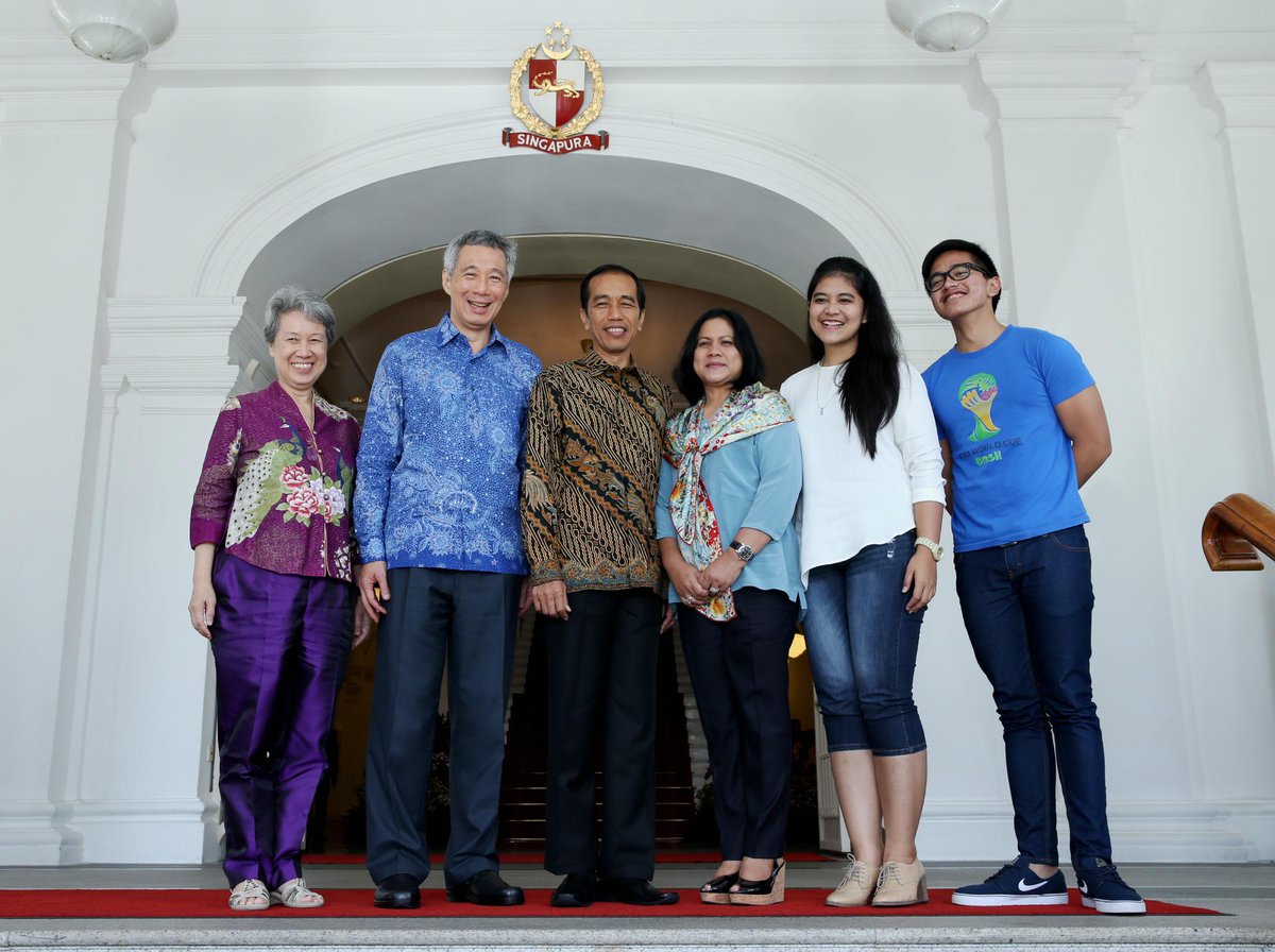 leehsienloong's tweet photo. Met President @jokowi_do2 &amp; his family this morning. They were here on a private visit. - LHL http://t.co/w5kuNijw0T