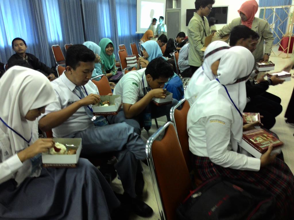 Makan makan makan, biar semangat lagi ya. #EIC_2014