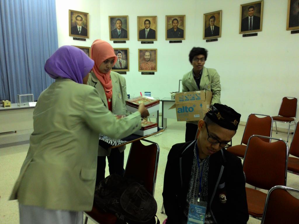 Saat yang ditunggu tunggu akhirnya! Lunchtime!!! Dan panitia datang bagaikan pembawa berkah~ selamat makan! #EIC_2014