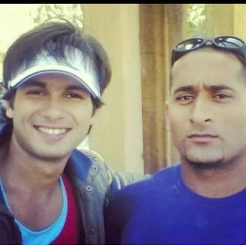 shahidkapoorFC's tweet image. PIC - Unseen pic of @shahidkapoor with a fan during #FoolNFinal shooting in Dubai! (Via bufahadmuhammadi IG)