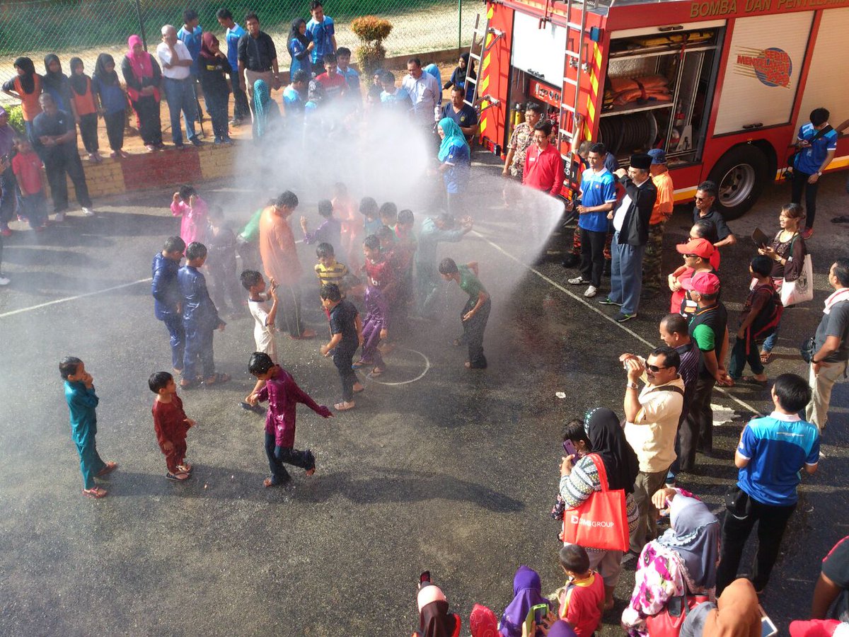 illyasa's tweet photo. @pjoyhasha hehe kt melaka pun ada #Malacos'14 w/ YB Senator Datuk Seri Ali Rustam http://t.co/vNwCE13RZE