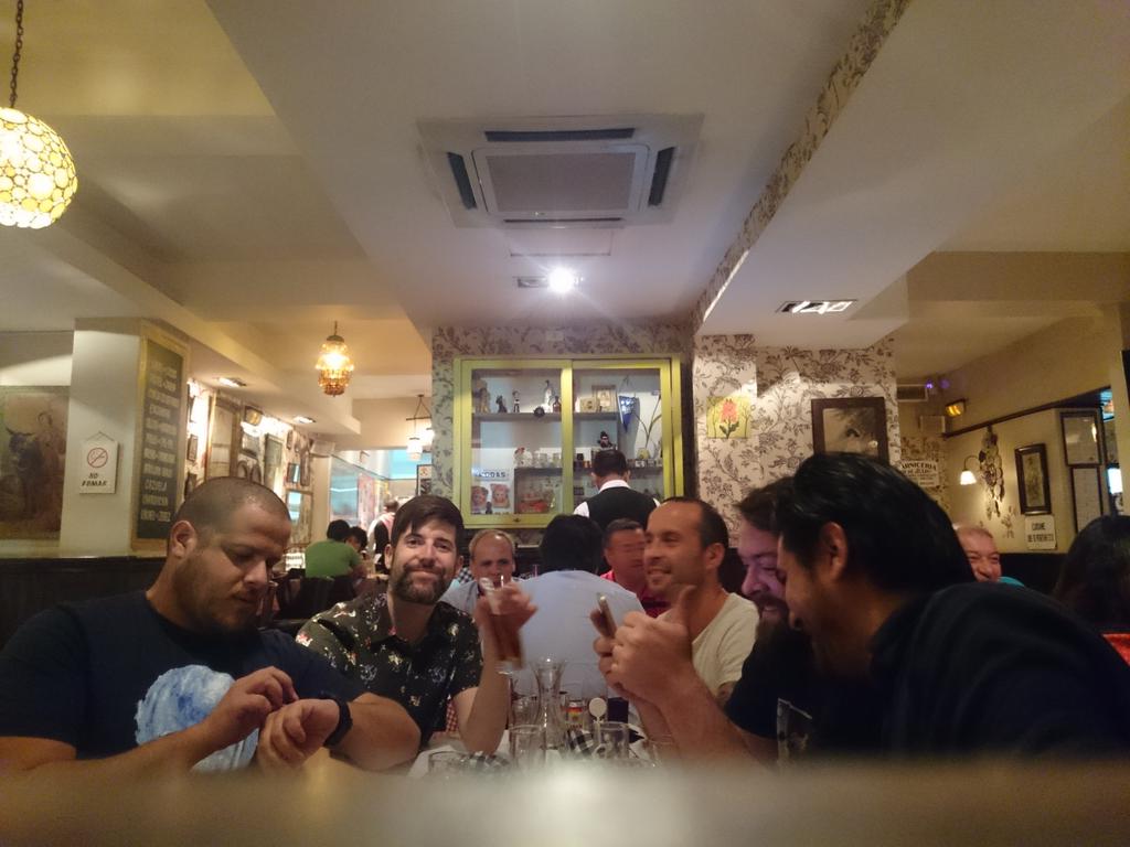 MichiRosso's tweet photo. En el Liguria, si te sientas en una mesa de Viñamarinos, todo va a estar bien @Reinosiano @TomTondreau @Feliperamosh http://t.co/OsmSlbWYuy