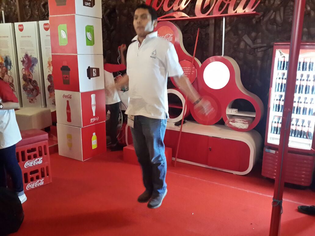 Ikutan serunya games yang ada di boothnya COCA-COLA di Indonesia Segar kayak gini yuk. #HappyBreak